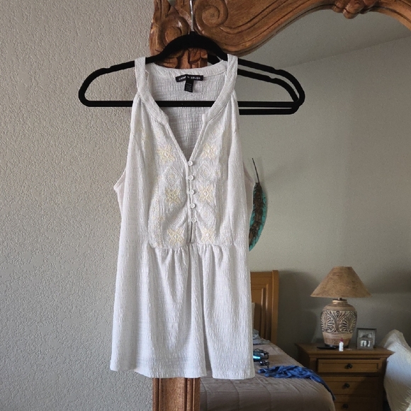 Cable & Gauge Tops - Cable & Guage White Sleeveless Floral Embroidered Top